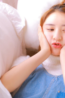 军训女生吊带滑落被网友看光